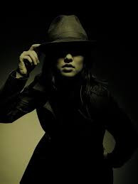 Bên trong những món đồ tưởng chừng đồ bỏ đi đó là cuộn vi phim chứa những tài liệu tối mật được người này chụp bằng máy ảnh siêu nhỏ.