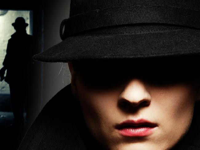 Phương thức liên lạc của cả hai là Peterson đặt một khúc gỗ giả chứa tin nhắn bí mật ở công viên Moscow vào nửa đêm. Một giờ sau, nguồn tin TRIGON xuất hiện và để lại một chiếc lon hoen rỉ hoặc chiếc găng tay cũ dính đầy dầu mỡ gần đó.