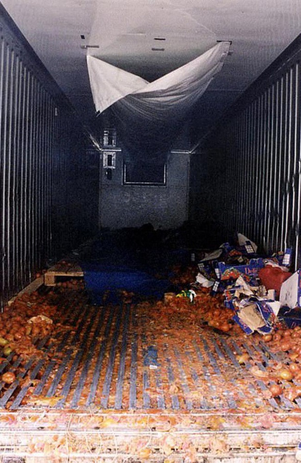 Một số nguồn tin tiết lộ, mỗi nạn nhân đã trả cho băng nhóm đưa người di cư trái phép có Wacker tham gia hàng nghìn USD để đến được Anh với hy vọng thay đổi cuộc đời.