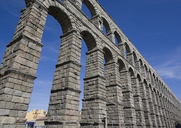 Công trình thủy lộ này có chiều cao 28,5m và dài khoảng 17 km. Thủy lộ Segovia gồm khoảng 167 mái vòm.