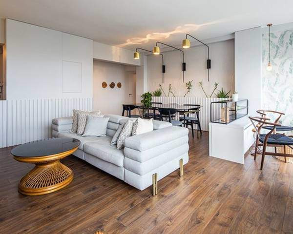 Bàn ăn đơn giản, ấm cúng.