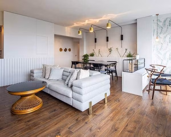 Bàn ăn đơn giản, ấm cúng.