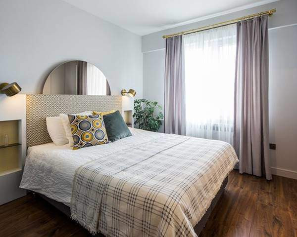 Phòng ngủ nhiều ánh sáng và ấm cúng.