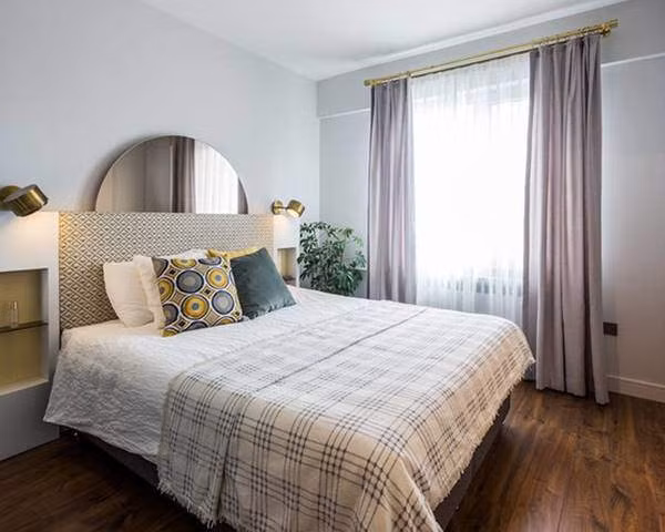 Phòng ngủ nhiều ánh sáng và ấm cúng.