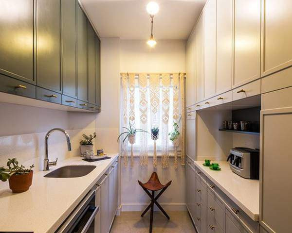 Bếp ăn hẹp nhưng được sắp xếp gọn gàng và thoáng đãng nhờ có cửa sổ.