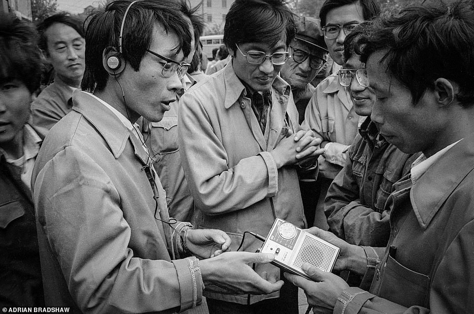 Nhiều người dân thích thú quan sát máy nghe nhạc cầm tay - một thiết bị mới lạ. Ảnh chụp tại Thượng Hải năm 1985.