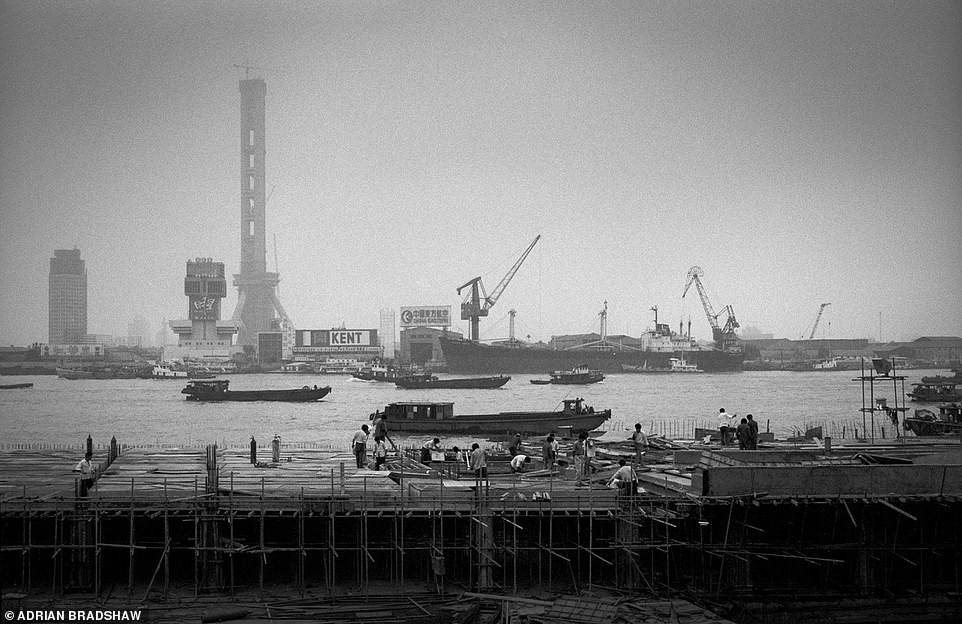 Trung Quốc những năm 1980 có sự phát triển nhanh chóng với nhiều tòa nhà cao tầng, đường xá được xây dựng làm thay đổi diện mạo đất nước. Ảnh chụp tại Thượng Hải năm 1987.