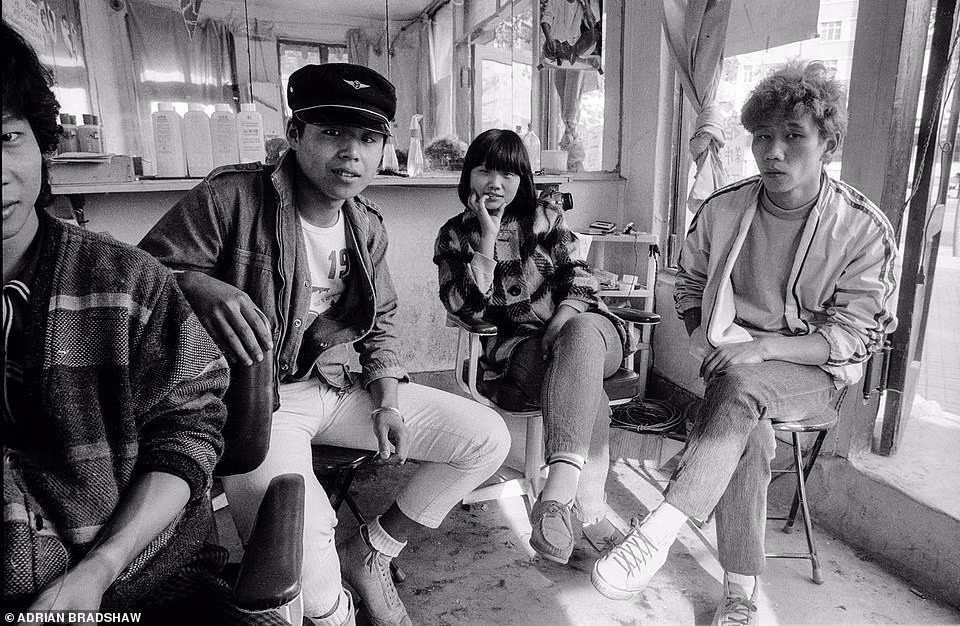 Bốn thanh niên người Quảng Đông làm việc tại một tiệm cắt tóc ở Bắc Kinh năm 1987. Video: Trung Quốc hạ thủy tàu sân bay tự đóng đầu tiên (nguồn: VTC14)