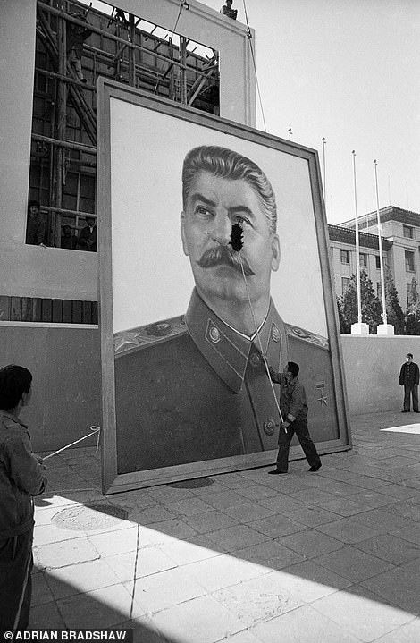 Bức chân dung của Joseph Stalin được các công nhân chuẩn bị treo lên vị trí trang trọng cho Ngày Quốc khánh ở Bắc Kinh năm 1985.