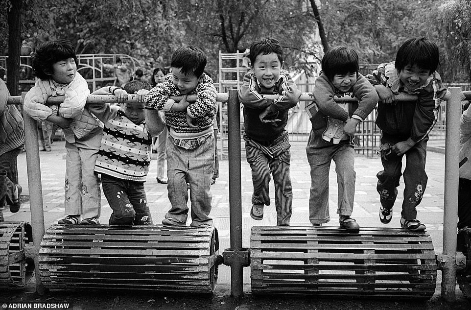 Những đứa trẻ chơi đùa trong một công viên ở Thượng Hải năm 1985.