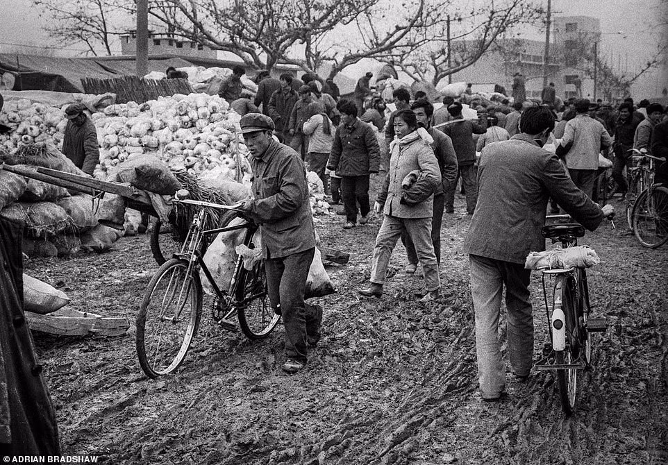 Sống ở Trung Quốc trong 30 năm, nhiếp ảnh gia người Anh Adrian Bradshaw chứng kiến đất nước - con người nơi đây có nhiều sự thay đổi lớn. Đặc biệt, ông Bradshaw dùng máy ảnh của mình chụp được nhiều khoảnh khắc đắt giá về cuộc sống ở Trung Quốc những năm 1980. Trong ảnh là khung cảnh náo nhiệt tại khu chợ ở Hợp Phì năm 1986.