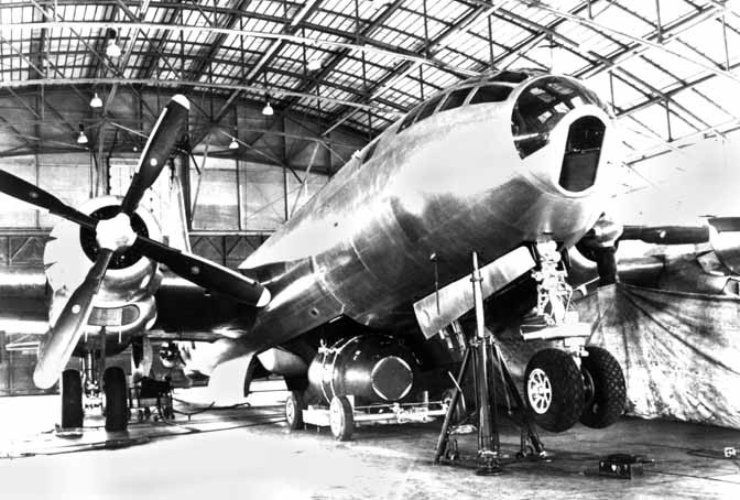 Mỗi máy bay chở theo một quả bom hạt nhân Mark IV. Bất ngờ một trong 10 chiếc gặp sự cố động cơ. Khi ấy, trên máy bay có 20 người, bao gồm cả tướng Robert Travis, tư lệnh Không đoàn ném bom số 9.