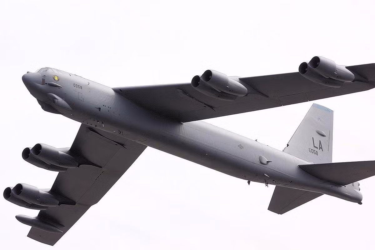 Trước khi B-52 thực hiện chuyến bay cuối, sĩ quan thanh tra kiểm tra toàn bộ khí tài trên chiếc oanh tạc cơ vốn mang theo 12 tên lửa hành trình mang đầu đạn hạt nhân.