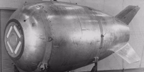 Khi máy bay gặp trục trặc, tướng Travis đã ra lệnh cho phi công quay lại căn cứ. Chưa về đến căn cứ thì máy bay B-29 đâm xuống đất khiến 10 trong số 20 người trên chuyến bay thiệt mạng ngay lập tức.