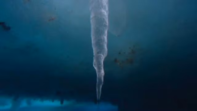 Khi ấy, phần nước biển bão hòa muối không đóng băng mà vẫn nằm rải rác bên trong khối băng, với nhiệt độ thường ở mức dưới 0 độ C do nước độ mặn cao có nhiệt độ đóng băng thấp hơn nhiệt độ đóng băng của nước biển thông thường.