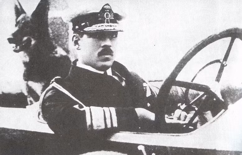 Con khỉ này do một người làm trong cung điện nuôi. Khi thấy hai con vật đánh nhau, Vua Alexander tiến tới nhằm cố gắng tách chúng ra và cố đuổi con khỉ đi chỗ khác.