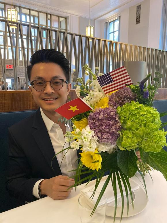 Ban trai HH Thu Hoai tang qua 