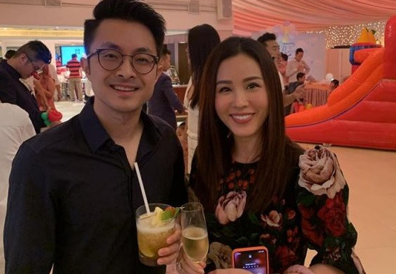 Ban trai HH Thu Hoai tang qua 