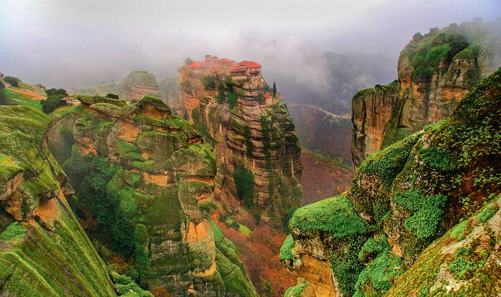 Mặc dù 24 tu viện đã được xây dựng, quần thể chỉ còn lại 6 tu viện, bao gồm Great Meteoron, Varlaam, Rousanou, St. Nicholas Anapausas, St. Stephen và Holy Trinity. Trước những năm 1920, bạn phải đi bằng những thang dây mạo hiểm hay ngồi trong giỏ treo lỏng lẻo được kéo bằng ròng rọc để lên tu viện. Ảnh: Greece High Definition.