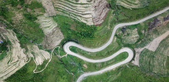 Theo CNN, phong cảnh thiên nhiên hùng vĩ của Mã Pì Lèng không khỏi khiến du khách choáng ngợp. Ảnh chụp từ video My Globe Adventures.