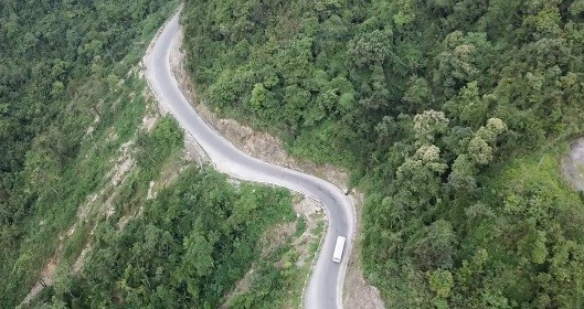 Thuộc cao nguyên Đồng Văn, tọa lạc trên con đường Hạnh Phúc, nối liền thị trấn Mèo Vạc với thành phố Hà Giang, Mã Pì Lèng được ca ngợi là một trong "Tứ đại đỉnh đèo" ở vùng núi phía bắc Việt Nam.