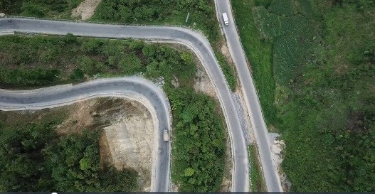 Mã Pì Lèng nhìn từ trên cao với các cung đường uốn lượn quanh co.