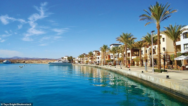Gần sân bay Marsa Alam là khu du lịch mới thành lập Port Ghalib, một phép màu trên sa mạc. Là sản phẩm trí tuệ của một tỷ phú doanh nhân Kuwaiti, Port Ghalib từ không có gì đã trở thành một trong những nơi phải đến của thế giới theo tờ New York Times.