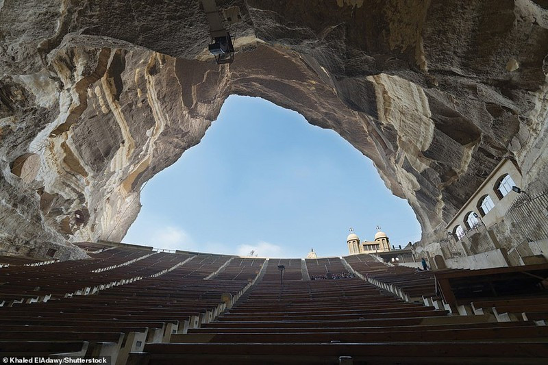 Hang động rộng lớn này được đào trong những ngọn đồi Mukattam, là nhà thờ đơn lẻ lớn nhất ở Trung Đông, có sức chứa tới 20.000 người. Tuy phải leo nhiều bậc thang lên tới đây nhưng sẽ rất đáng bỏ công sức tới thăm.