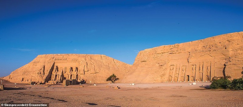 Hai ngôi đền lớn Ramesses II (trái) và Hathor (phải) suýt bị chìm trong đập nước thời những năm 1964 và 1968. Rất may nhờ một dự án của UNESCO đã được giữ lại.