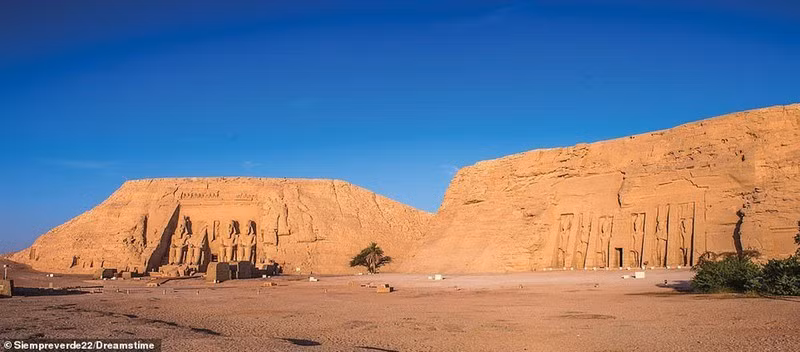 Hai ngôi đền lớn Ramesses II (trái) và Hathor (phải) suýt bị chìm trong đập nước thời những năm 1964 và 1968. Rất may nhờ một dự án của UNESCO đã được giữ lại.