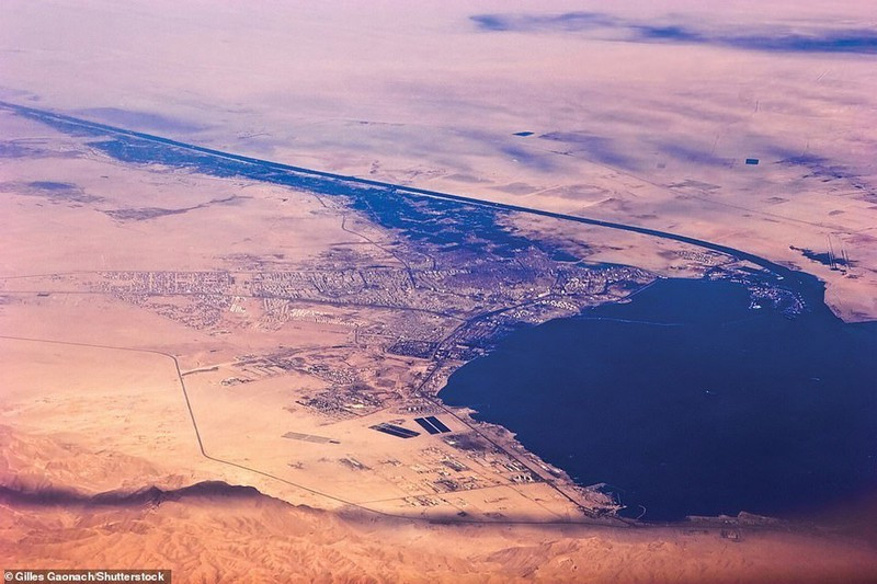 Kênh đào Suez là đường giao thông vận tải huyết mạch của khu vực. Trong ảnh có thể thấy cửa nam của kênh đào, nối với Vịnh Suez gần cảng Suez.