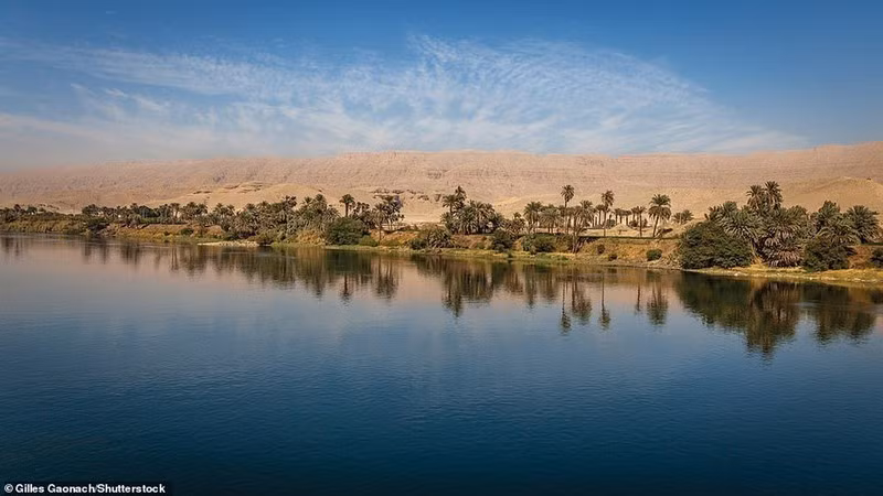 Sông Nile dài nhất thế giới, chảy qua Ai Cập, đóng vai trò quan trọng cả thời nay lẫn thời Ai Cập cổ đại.