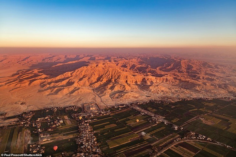 Nơi yên nghỉ của rất nhiều pharaohs và quý tộc của thời Tân vương quốc nằm bên bờ tây sông Nile tại Luxor (Thebes). Tại những nơi như Thung lũng các vị Vua, Thung lũng các Nữ hoàng, dù nằm ẩn sâu trong núi nhưng cũng không ngăn được những kẻ trộm mộ.