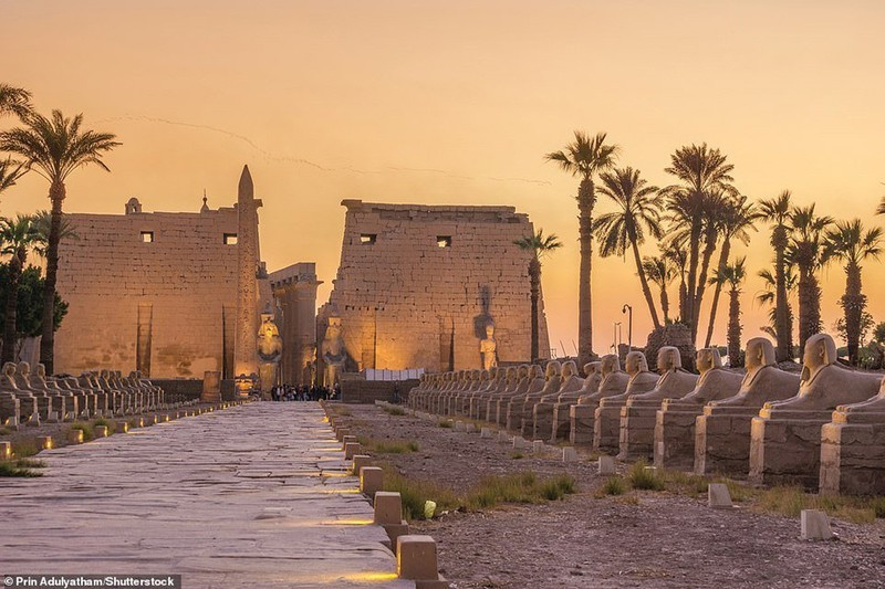 Đền Luxor khiến nhiều du khách đến Luxor lần đầu phải ngạc nhiên vì nằm giữa trung tâm thành phố, một bên là sông Nile và một bên là quảng trường trung tâm vô cùng ấn tượng.