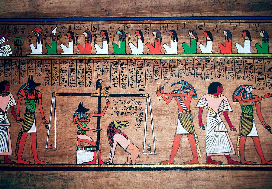 Sau khi vượt qua 7 cánh cửa, trái tim của người chết sẽ được đặt lên một chiếc cân và cân với chiếc lông vũ của nữ thần Maat.