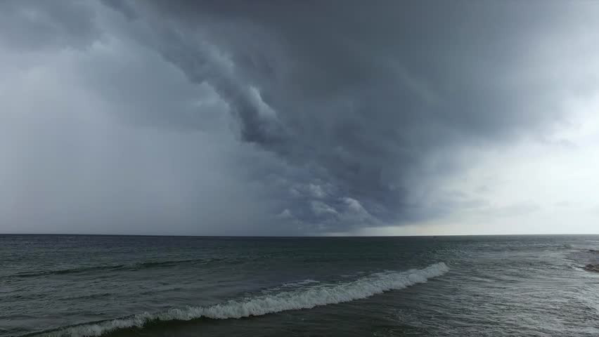 Trên thực tế, một số cuộc gọi khẩn cấp từ phi công và lực lượng bảo vệ bờ biển mô tả cảnh sương mù kỳ lạ. Tuy nhiên, vì không có bất kỳ lời giải thích khoa học nào, những điều này cho đến nay vẫn là câu chuyện không có thật. Mọi sự cố đều được cho là hiện tượng siêu nhiên hay những câu chuyện giật gân do các nhà văn thêu dệt.