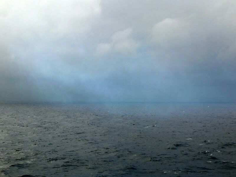 Các câu chuyện ghi lại cho thấy khi bắt gặp những quả bom không khí trên bầu trời, sương mù điện tử sẽ di chuyển theo hướng đi của con tàu hoặc máy bay, khiến tất cả hệ thống máy móc gặp trục trặc và hoạt động không chính xác. Cuối cùng, phương tiện giao thông không xác định được phương hướng và có thể mất tích.