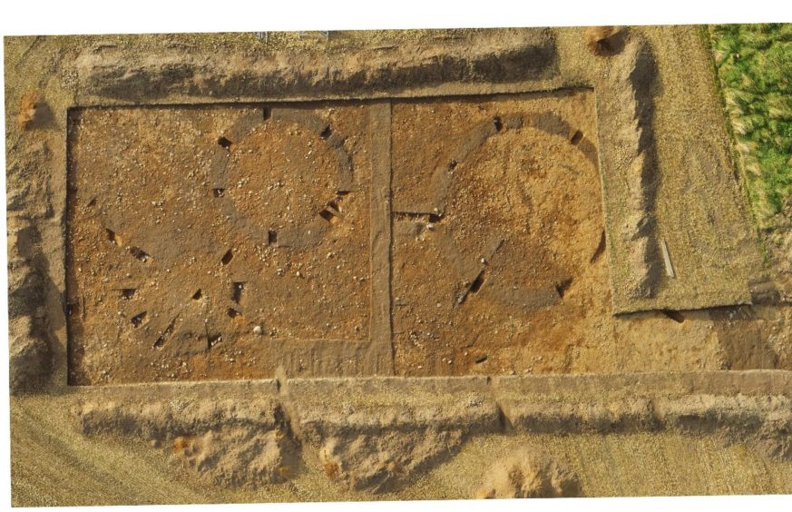 Thay vào đó, các nhà khảo cổ chỉ phát hiện những vệt màu đen trên nền đất hé lộ rằng từng có một bộ hài cốt được chôn cất ở đây.