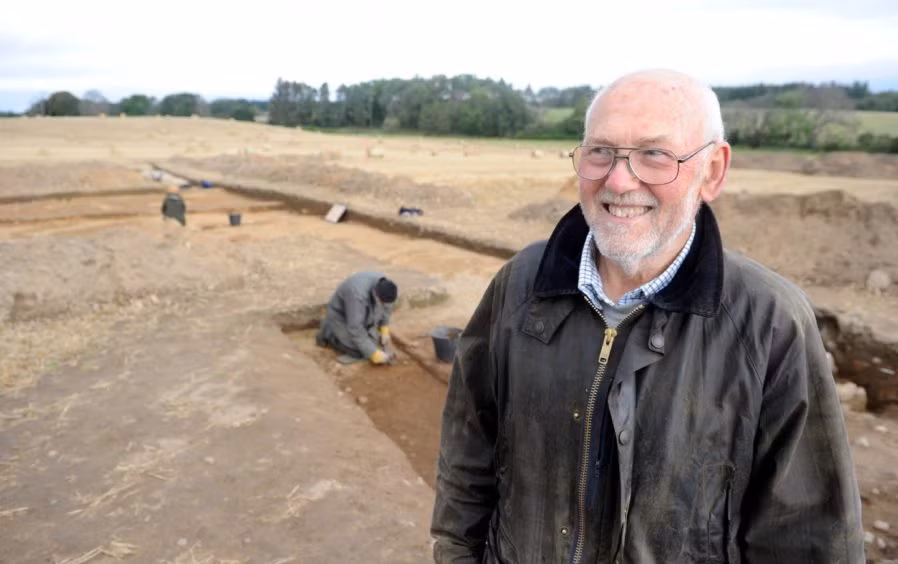 “Đến cuối cùng, chúng tôi xác định được toàn bộ vệt đen trên nền đất ở nơi từng đặt thi thể người chết. Tôi có nhiều năm kinh nghiệm trong lĩnh vực khảo cổ nhưng phát hiện này là đặc biệt và hiếm có", nhà khảo cổ Birch phát biểu.