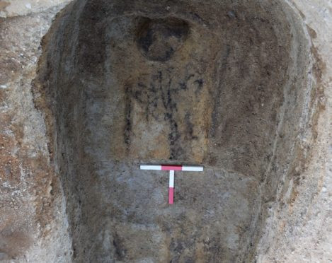 Nhà khảo cổ Steve Birch nói về phát hiện đặc biệt trên: “Sau khi phát hiện một số mảng đen lạ trên nền đất, tôi và các đồng nghiệp quyết định đào bới thêm. Chúng tôi không thấy hài cốt mà chỉ thấy những vệt đen trông như ‘đường viền ma quái’”.