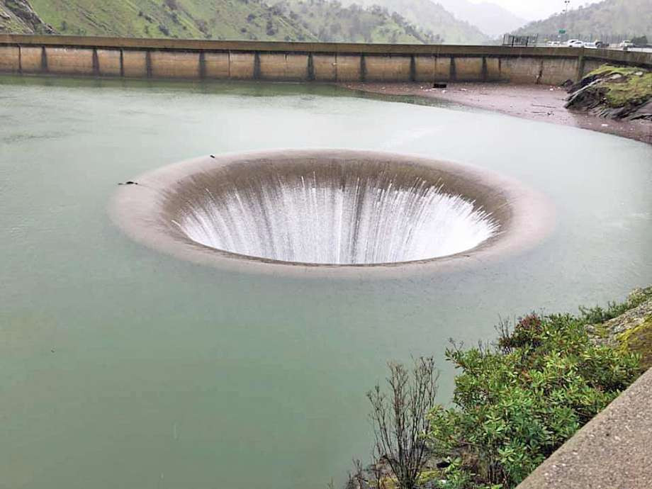 Được xây dựng vào năm 1957, Glory Hole từng 4 lần được xử dụng khi nước trong hồ vượt mức quy định sau khi xảy ra những cơn mưa, bão lớn.