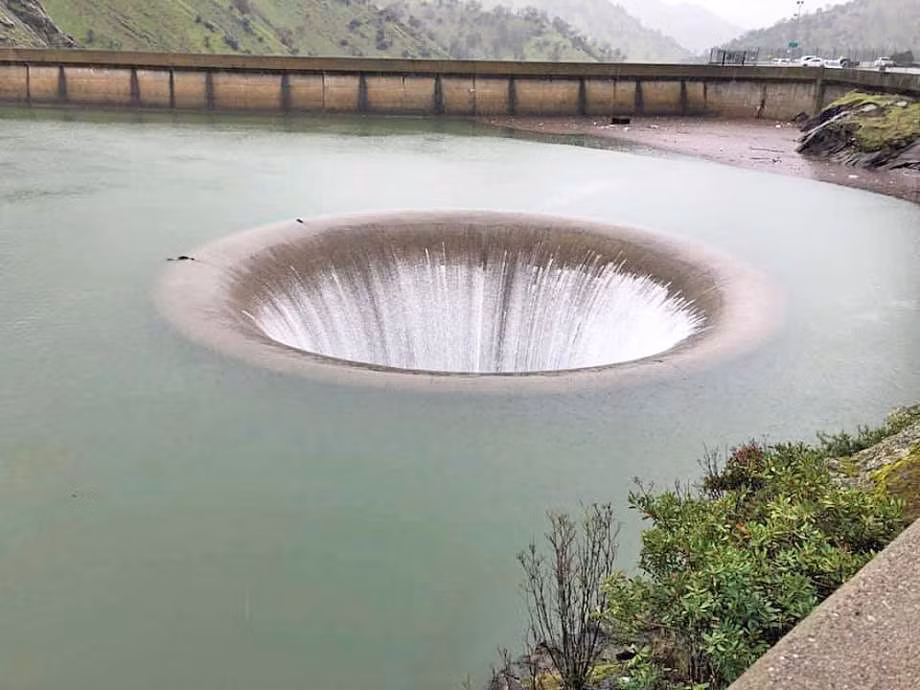 Được xây dựng vào năm 1957, Glory Hole từng 4 lần được xử dụng khi nước trong hồ vượt mức quy định sau khi xảy ra những cơn mưa, bão lớn.