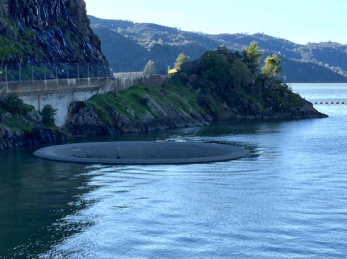 Thế nhưng, không ít người mô tả Glory Hole giống như một xoáy nước khổng lồ hay đài phun nước đảo ngược tuyệt đẹp nằm giữa hồ Berryessa.