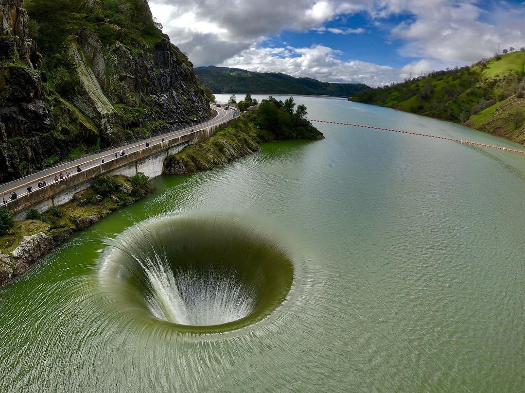 Chính bởi sự độc đáo của Glory Hole nên không ít du khách tới hồ Berryessa để bơi lội và chèo thuyền. Tuy nhiên, việc làm này cũng tiềm ẩn nguy hiểm đến tính mạng.