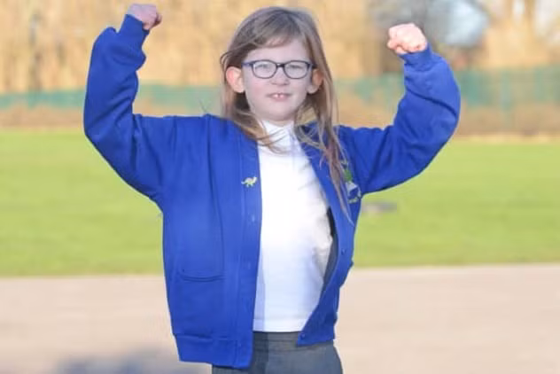 Olivia Farnsworth ở Anh được ca ngợi là một người trần mắt thịt sở hữu siêu năng lực đặc biệt. Bé gái này được biết đến với "thân thể thép" khi không biết đau, mệt mỏi hay đói.