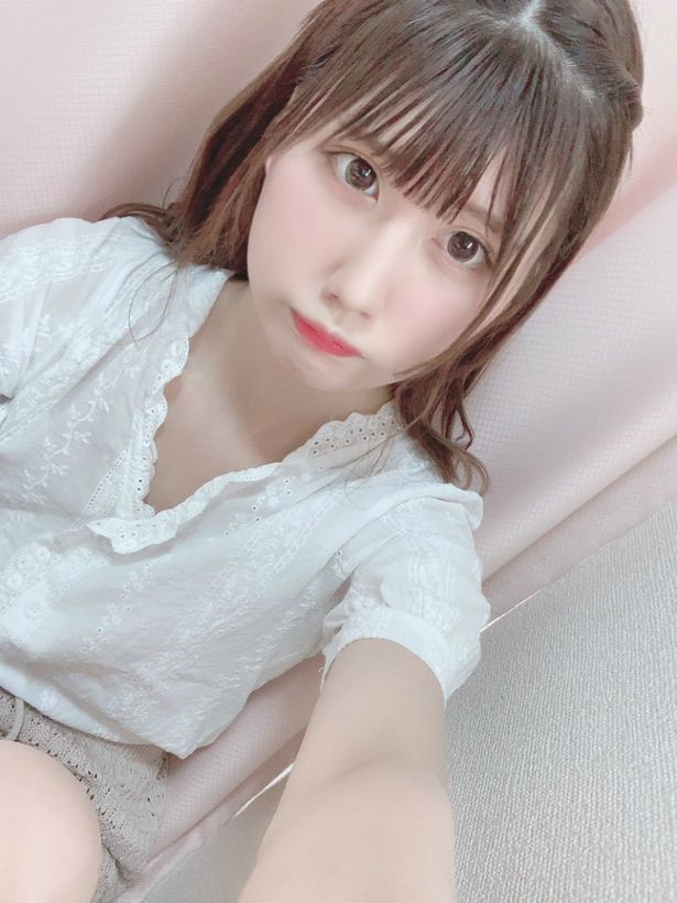 Ngoài các bức ảnh cận mặt, Matsuok thường đăng tải các bức ảnh chụp tại căn hộ riêng hoặc khu phố nơi mình sống. Tên tội phạm thường xuyên theo dõi hình ảnh trên trang cá nhân của Ena Matsuoka. Theo thông tin từ báo chí Nhật Bản, tên tội phạm quấy rối nữ thần tượng đã theo dõi hành tung trên mạng xã hội, sau đó phóng to bức ảnh selfie lên để kiểm tra hình ảnh phản chiếu trong mắt cô.