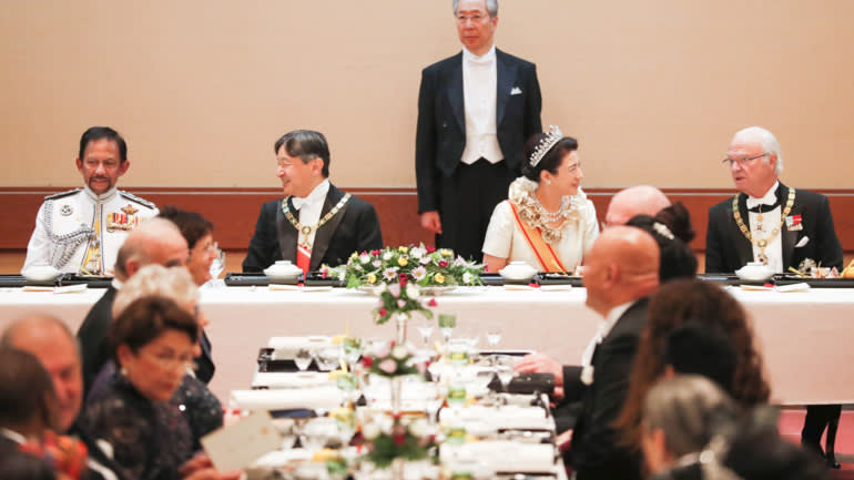 Ninigi được coi là tổ tiên của Nhật hoàng đầu tiên Jimmu - người trị vì đất nước từ năm 660 trước Công nguyên. Kể từ đó cho đến nay, 3 báu vật thiêng được truyền từ các đời Nhật hoàng. Sau khi Nhật hoàng Akihito thoái vị vào tháng 5/2019, 3 báu vật trên chính thức được truyền cho Thái tử Naruhito. Video: Nhật hoàng thoái vị, Nhật Bản bước sang triều đại mới (nguồn: VTC14)