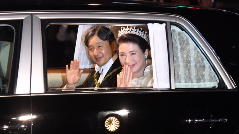 Theo đó, thanh kiếm, chiếc gương và viên ngọc đại diện cho ba đặc điểm cần có để trị vì trên Trái đất. Đó là lòng dũng cảm, sự khôn ngoan và lòng nhân từ.