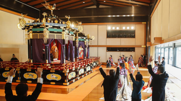 Thanh kiếm được đặt trong một ngôi đền ở thành phố Nagoya và viên ngọc được cho là cất giữ tại hoàng cung ở thủ đô Tokyo.