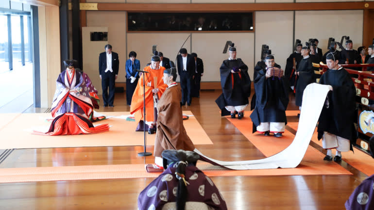 Nguồn gốc và thời điểm xuất hiện của 3 báu vật này được nhắc đến trong một truyền thuyết. Cụ thể, Amaterasu - nữ thần Mặt trời (một nhân vật rất quan trọng trong Thần đạo), truyền 3 vật thiêng cho cháu trai Ninigi từ trên trời xuống hạ giới để đem lại hòa bình cho Nhật Bản.